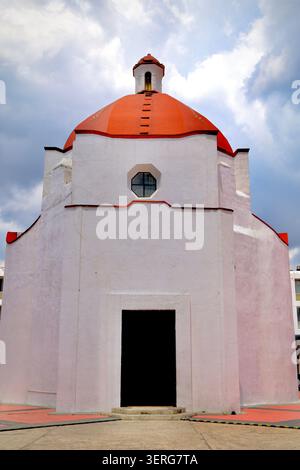 Blick aus der Nähe auf die Weiße Kirche und die Rote Kuppel (Toluca, Estado de Mexico, Mexiko) Stockfoto