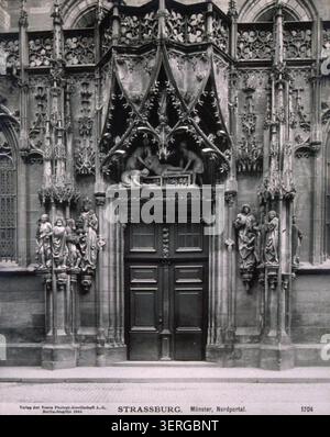 Die architektonische Ansicht zeigt das Nordportal des Straßburger Doms im Jahr 1904, das gotische Mauerwerk, skulpturale Details und die Eingangsstruktur des Münsters zeigt, die kirchliches architektonisches Erbe und monumentale Gestaltung des elsässischen religiösen Wahrzeichens widerspiegeln. Stockfoto