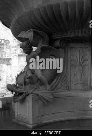 Ein Steindelfin aus dem Brunnen château d'Eau am Place Grenette in Grenoble ist Gegenstand einer Fotografie von Duchemin aus dem Jahr 1890. Das Werk dokumentiert skulpturale Details eines Bürgerdenkmals in Grenoble Isère Frankreich. Stockfoto
