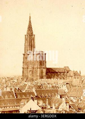 Das Pressefoto zeigt eine allgemeine Ansicht des Straßburger Stadtzentrums aus einem erhöhten Winkel und zeigt die Kathedrale als dominierendes Wahrzeichen innerhalb des Stadtbildes von Straßburg aus dem Jahr 1861. Stockfoto