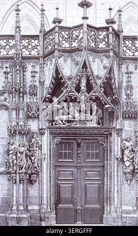 Kathedrale von Straßburg das ehemalige Portal der St. Laurence Kapelle erscheint 1894 in einer architektonischen Ansicht, die den nördlichen Seiteneingang mit skulpturalen Details und gotischen Steinmetzwerken zeigt, die in die Kathedrale in Straßburg integriert sind. Stockfoto