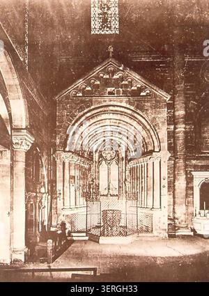 Das Archivbild dokumentiert das sogenannte romanische Innenportal im nördlichen Querschiff des Straßburger Doms aus dem Jahr 1934 und zeigt die in die Innenstruktur des Doms integrierte Eingangsportarchitektur aus Stein. Stockfoto