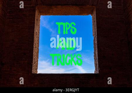 Symbol für Tipps und Tricks. Konzeptworte Tipps und Tricks für ein schönes Fenster. Wunderschöner blauer Hintergrund. Geschäftliche Tipps und Tricks motivierend Stockfoto