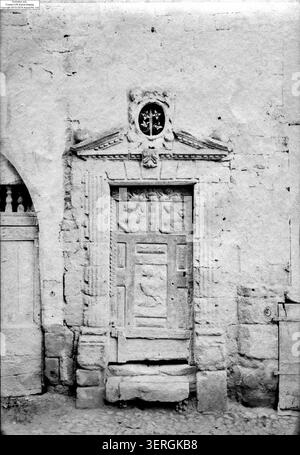 Steintor steht im September 1891 in Gourdon auf dem Grundstück und präsentiert geschnitzte architektonische Elemente mit einem Giebel und Säulen, die einen Eingang innerhalb einer mittelalterlichen Stadtumgebung in der Region Midi-Pyrenäen umrahmen. Stockfoto
