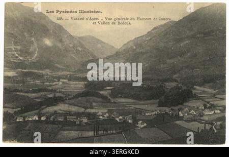 Ein Pressefoto zeigt eine allgemeine Ansicht des Weilers Jouers und des Bedous-Tals in den Pyrenäen, die verstreute ländliche Wohnungen und umliegende bergige Gebiete in Béarn, Pyrenäen-Atlantiques, zeigt. Stockfoto