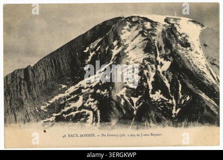 Die Postkartenansicht zeigt das Panorama von Le Gourzy auf 1904 Metern in Richtung Bajour im Ossau-Tal, das Hochgebirgsrelief und die direktionale Tallandschaft in der Pyrénées-Atlantiques-Region der französischen Pyrenäen zeigt. Stockfoto