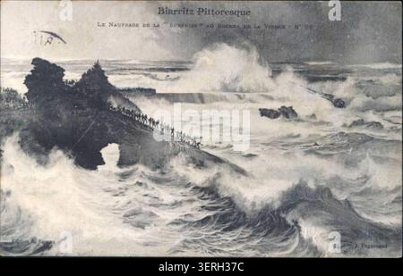 In einer maritimen Katastrophe in Biarritz ist das Schiff in der Nähe von Rocher de la Vierge an der felsigen Atlantikküste, an der Wellen und Klippen das baskische Ufer umrahmen, zu sehen, was Postkarten aus dem frühen 20. Jahrhundert von Küstengefahren und Seeunfällen in der Nähe von Feriengebieten in Pyrénées-Atlantiques widerspiegelt. Stockfoto