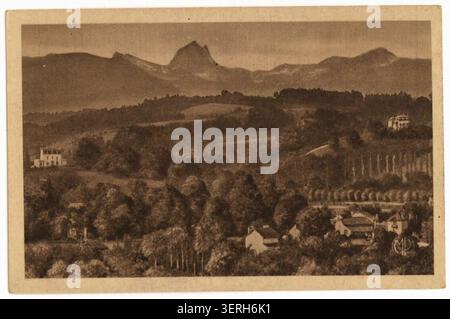 Ein monochromes Archivbild zeigt die Pyrenäenkette von Pau aus, wo sich geschichtete Gebirgsformen über die südliche Skyline erstrecken und die ferne Grenze der Béarn-Landschaft im Südwesten Frankreichs definieren. Stockfoto