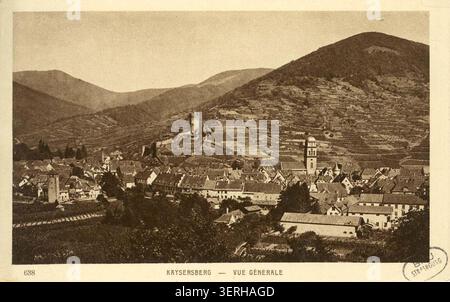 Das Pressefoto Monochrom zeigt eine allgemeine Ansicht von Kaysersberg, Haut-Rhin, wo gruppierte elsässische Häuser, Flusstäler und Siedlungsmuster am Hang eine strukturierte Dorflandschaft definieren, die 1930 aufgenommen wurde. Stockfoto