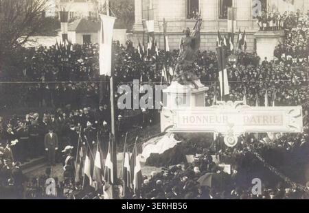 Eine öffentliche Zeremonie in Pau im Jahr 1912 markiert die Einweihung eines Bas-Pyrénées-Kriegsdenkmals, das Bürgerbeteiligung und regionale Erinnerung an einem neu enthüllten Denkmal in Pyrénées-Atlantiques vereint. Stockfoto