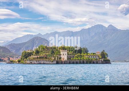 Blick auf die berühmte Insel Isola Bella mit ihrem historischen Barockpalast, Terrassengärten und Bergkulisse. Lago Maggiore, Piemont, Italien Stockfoto