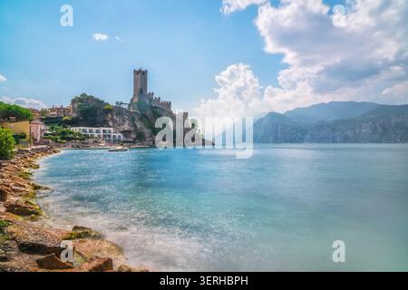 Langzeitaufnahme des Scaliger Castle in Malcesine auf einer felsigen Klippe mit Blick auf den Gardasee. Verona, Venetien, Italien Stockfoto