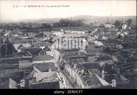 Ein Pressefoto zeigt eine westliche Gesamtansicht von Monein in den Pyrénées-Atlantiques, die Siedlungsbauten und die umliegende Landschaft zeigt, die eine ländliche Siedlungslandschaft innerhalb der Pyrenäenausläufer bilden. Stockfoto