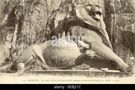 Eine Postkarte zeigt den Löwen von Belfort, eine monumentale Skulptur von Bartholdi mit einer Länge von 22 Metern und einer Höhe von 11 Metern, die das bürgerliche Gedenken und die Verteidigungssymbolik in Belfort während des frühen 20. Jahrhunderts darstellt. Stockfoto
