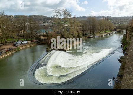 Pulteney Weir, das hufeisenförmige Gebäude, ist ein beliebtes touristisches Wahrzeichen am Fluss Avon in Bath, England Stockfoto