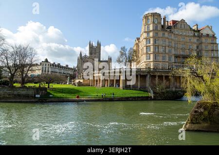 Die historische Bath Abbey und das Empire Hotel befinden sich neben dem Fluss Avon in Bath, England Stockfoto