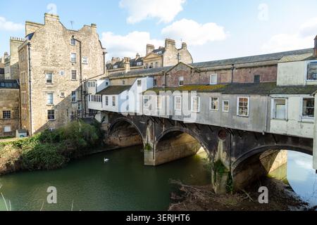 Rückansicht der Pulteney Bridge über den Fluss Avon, Architekt Robert Adam im palladianischen Stil 1774, Bath, Somerset, England Stockfoto