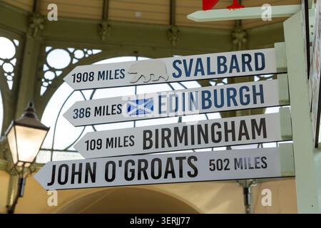 Eine Ansammlung von Richtungsschildern in Bath Guildhall Indoor Market, Bath, Somerset, England. Stockfoto