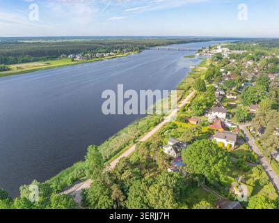Panoramablick auf den Fluss Lielupe und das Wohnviertel am Wasser in Jurmala, Lettland Stockfoto