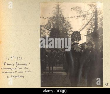 Francis Jammes und Jean Labbé nahmen 1921 an der Einweihung des Kriegsdenkmals in Hasparren teil. Das Pressefoto dokumentiert ihre Anwesenheit und die Zeremonie in den Pyrénées-Atlantiques. Stockfoto