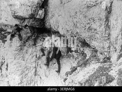 Eine Besteigung des Mont Aiguille in Isère, Frankreich, findet auf einem Foto von Henri Ferrand aus dem Jahr 1890 statt. Das Bild zeichnet Kletteraktivitäten auf dem Berg auf und dokumentiert eine Expedition im Zusammenhang mit alpiner Erholung. Stockfoto