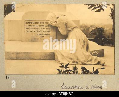 Das Kriegsdenkmal in Sauveterre-de-Béarn wird 1921 von Léon Bérard eingeweiht. Das Pressefoto dokumentiert das Denkmal und die offizielle Einweihungszeremonie in Pyrénées-Atlantiques. Stockfoto