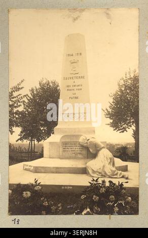 Das Kriegsdenkmal in Sauveterre-de-Béarn wird 1921 von Léon Bérard eingeweiht. Das Pressefoto dokumentiert das Denkmal und die offizielle Einweihungszeremonie in Pyrénées-Atlantiques. Stockfoto