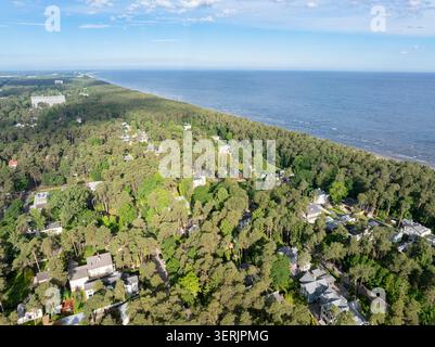Blick auf die von Kiefernwäldern umgebene Wohngegend entlang der Ostseeküste in Jurmala, Lettland Stockfoto