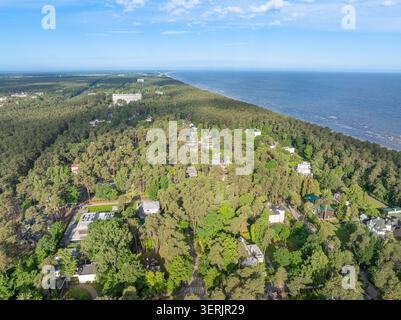 Luftaufnahme der Ostseeküste und des Wohngebietes in Lielupe, Jurmala, Lettland Stockfoto