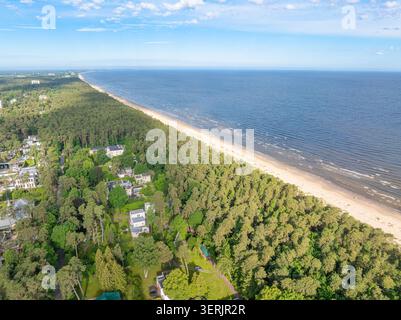 Luftaufnahme der Ostseeküste und des Wohngebietes in Lielupe, Jurmala, Lettland Stockfoto