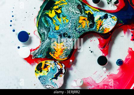 Lebendige abstrakte, fließende Kunst mit bunten organischen Formen und fließenden Farbtexturen auf einem sauberen weißen Hintergrund. Ideal für modernes, kreatives Design Stockfoto