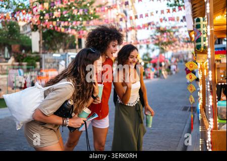 Eine bunte Gruppe von Freunden zelebriert Freude und Zweisamkeit auf Reisen und drückt pures Glück aus Stockfoto