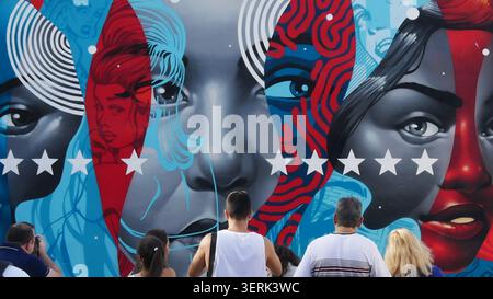 Lebendiges Street Art Wandgemälde von Tristan Eaton bei Wynwood Walls mit Touristen Stockfoto