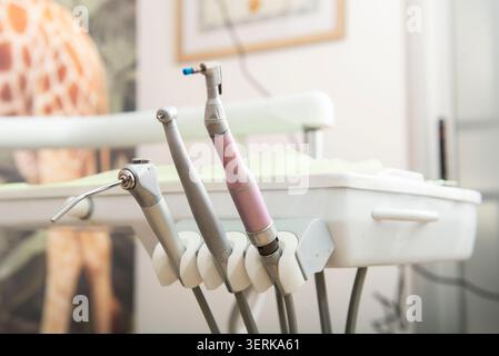 Dentalbohrer und Luft-Wasser-Spritze auf einer modernen Zahnarzteinheit Stockfoto
