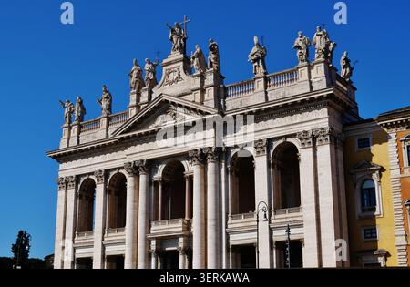 Fassade der Basilika Papale di San Giovanni in Laterano/Kathedrale St. Johannes/Lateran Basilca, Rom, Latium, Italien, April 2024 Stockfoto