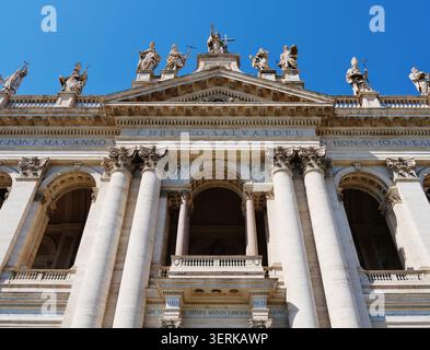 Fassade der Basilika Papale di San Giovanni in Laterano/Kathedrale St. Johannes/Lateran Basilca, Rom, Latium, Italien, April 2024 Stockfoto