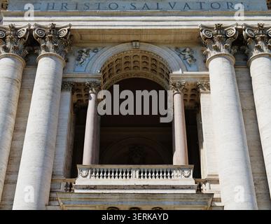 Fassade der Basilika Papale di San Giovanni in Laterano/Kathedrale St. Johannes/Lateran Basilca, Rom, Latium, Italien, April 2024 Stockfoto