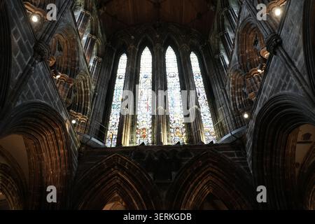 Buntglasfenster, Bögen und gewölbte Decke im Inneren der Glasgow Cathedral in Schottland Stockfoto