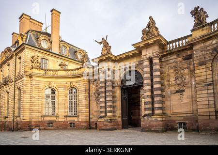 Ein wunderschöner Blick auf das Palais Rohan in Straßburg, mit Blick auf den barocken Flügel und das monumentale Eingangsportal. Die Sandsteinfassade ist bereichert Stockfoto