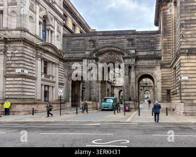 Historischer Torbogen an der John Street, Glasgow, hinter City Chambers. Stockfoto