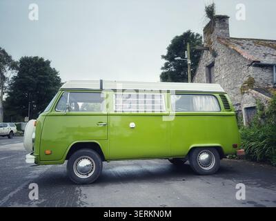 Volkswagen Campervan ein grüner VW Camper Van, der im Juni 2026 in Schottland im Vereinigten Königreich geparkt wurde Stockfoto