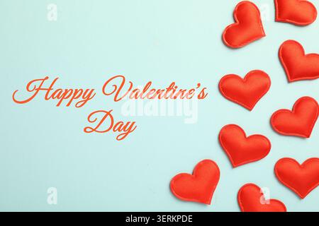 Karte zum Valentinstag mit roten Herzen auf hellblauem Hintergrund Stockfoto