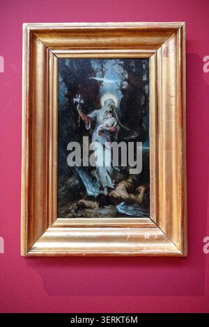 Nancy, Frankreich - 9. März 25: Vertikaler Museumsblick eines kleinen gerahmten Gemäldes einer Frau, die ein Kind mit einem weißen Vogel hält, auf einer roten Wand Stockfoto