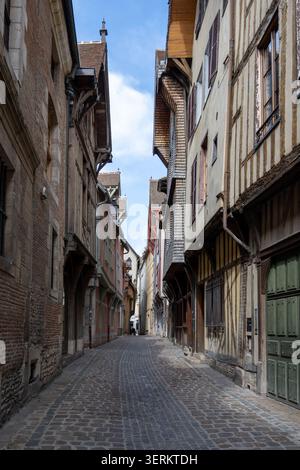 Leere Kopfsteinpflasterallee in der Rue des Chats mit Fachwerkhäusern in Troyes, Grand Est, Frankreich. Stockfoto