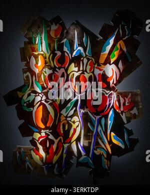 Nancy, Frankreich - 9. März 25: Foto einer farbenfrohen abstrakten Kunstkomposition mit mehrschichtigen Formen und lebhaften Farben, ausgestellt im Musée des Beaux-Art Stockfoto
