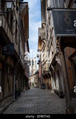 Enge Rue des Chats in Troyes mit Fachwerkhäusern und hängenden Ladenschildern, Grand Est, Frankreich. Stockfoto