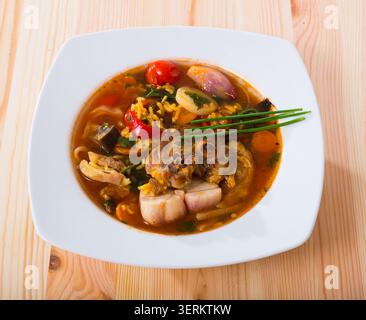 Lammsuppe mit Reis, Gemüse, Knoblauch und Zwiebeln, in einer Schüssel serviert Stockfoto