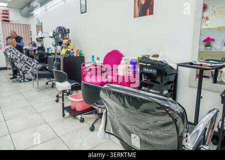 Little Havana Miami Florida, Schönheitssalon, Haarnägel, Friseursalon Innenausstattung, Schönheitssalon Inneneinrichtung, Stylingstühle, Friseur-Arbeitsplatz, bea Stockfoto