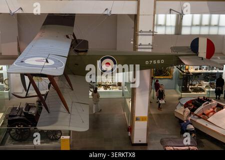 London, UK - 16. März 25: Draufsicht eines hängenden Doppeldeckers mit RAF-Roundels im Science Museum Aviation Displays, London, UK. Stockfoto