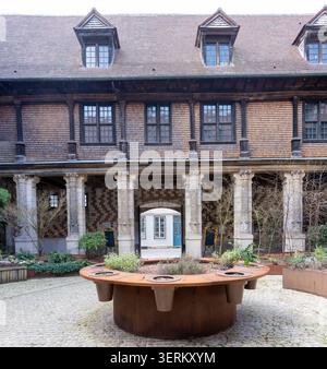 Panoramablick von außen auf den Säulenhof und historische Museumsgebäude im Maison de l’Outil et de la Pensée Ouvrière, Troyes, Frankreich. Stockfoto